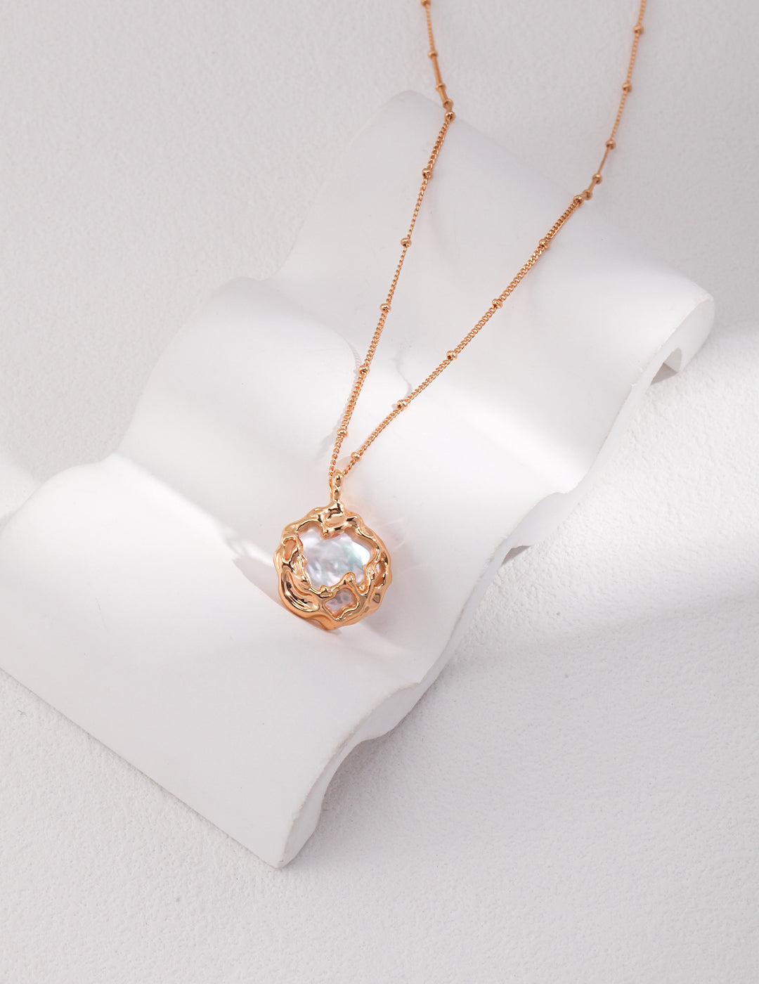 Pearl pendant necklace